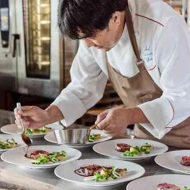 ampersand By LAGUNAVEIL ATELIER(アンパサンドバイラグナヴェールアトリエ) シェフがゲストの目の前で盛り付け*ライブ感も楽しめます*