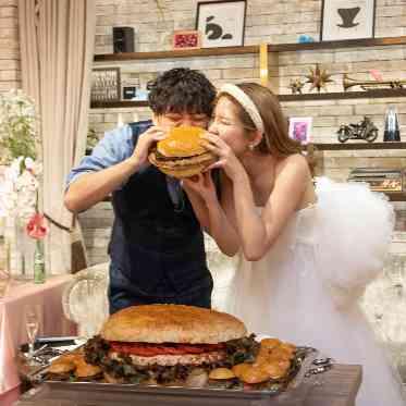 ウエディングケーキの代わりに巨大ハンバーガーのご用意も可能!