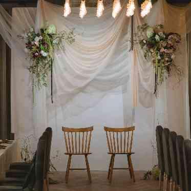 ampersand By LAGUNAVEIL ATELIER(アンパサンド バイ ラグナヴェールアトリエ) メインテーブルはシンプルに。着席でも立ってでも写真が撮りやすくコーディネート