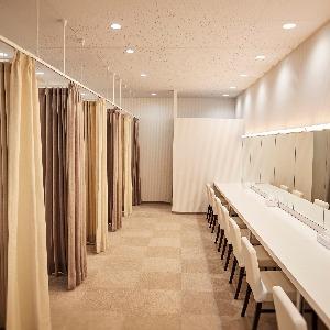 ampersand By LAGUNAVEIL ATELIER(アンパサンド バイ ラグナヴェールアトリエ) 【ゲスト専用更衣室】遠方ゲストに喜ばれる更衣室。個別ブースにできるのも安心