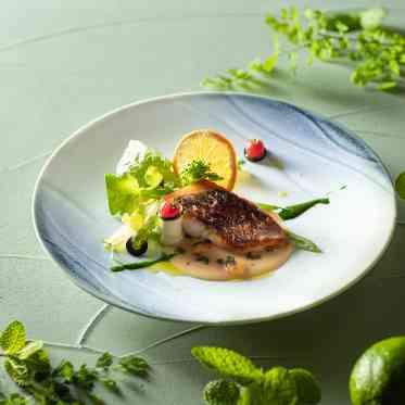 ampersand By LAGUNAVEIL ATELIER(アンパサンド バイ ラグナヴェールアトリエ) 【夏-Summer-】柑橘の香りをまとった爽やかなソースでいただく真鯛のポワレ