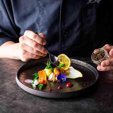 ampersand By LAGUNAVEIL ATELIER(アンパサンド バイ ラグナヴェールアトリエ) 仕上げの最後の瞬間までこだわり抜いた美しい盛り付け