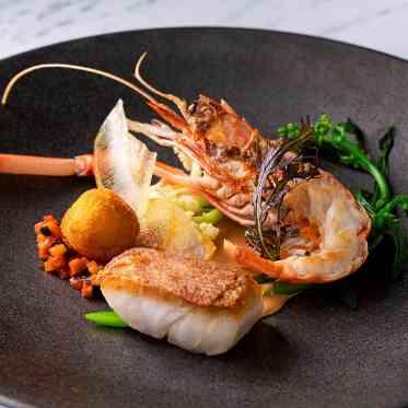 ampersand By LAGUNAVEIL ATELIER(アンパサンド バイ ラグナヴェールアトリエ) 希少価値の高い天使海老と真鯛の2種を絶妙な火入れでポワレに仕上げます