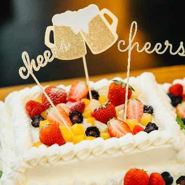自家製のウェディングケーキは、フルーツたっぷり。お好きなデザインで◎