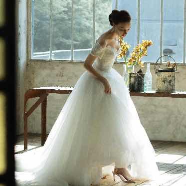 お衣装は提携会社を10社ご用意。必ずみつかる「あなたの一着」。2着5万円〜