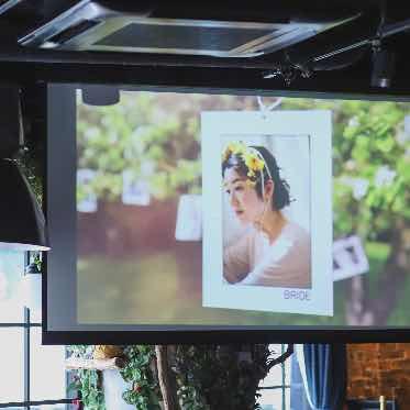 プロジェクターは100インチの大型のものをご用意。お昼までもしっかりと映ります。