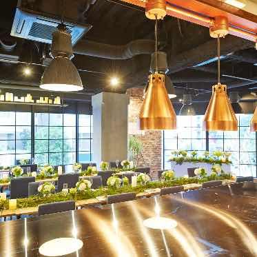 ブラック×レンガ×木目を中心としたスタイリッシュでありながらナチュラルな大人空間