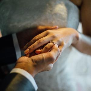 形式にとらわれない人前式はお二人の好きなプログラムを組み込めます。