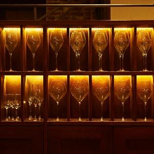 ワイングラス棚にも照明が灯り、ナイトウェディングを盛り上げる要素の一つです。