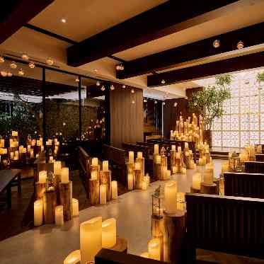 キャトルセゾン浜松 Les Quatre Saisons Hamamatsu キャンドルの灯りに照らされた空間は幻想的に