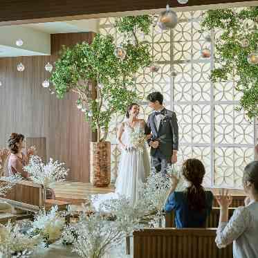 キャトルセゾン浜松 Les Quatre Saisons Hamamatsu ゲストに囲まれて祝福の拍手に包まれる温かな空間