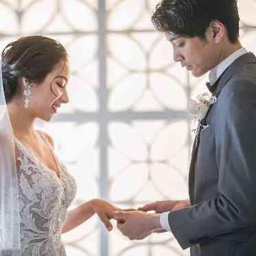 キャトルセゾン浜松 Les Quatre Saisons Hamamatsu 美しい七宝模様の壁をバックに指輪交換のセレモニー