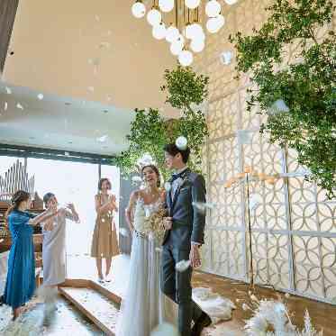 キャトルセゾン浜松 Les Quatre Saisons Hamamatsu 祝福のフラワーシャワーに囲まれた退場