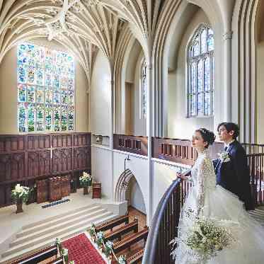 キャトルセゾン浜松 Les Quatre Saisons Hamamatsu 美しいステンドグラスを背景に