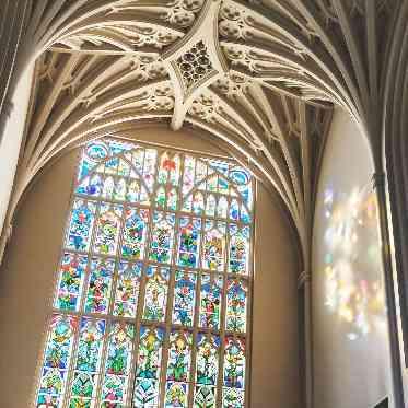 キャトルセゾン浜松 Les Quatre Saisons Hamamatsu 自然光が差し込むステンドグラス