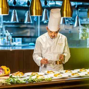 キャトルセゾン浜松 Les Quatre Saisons Hamamatsu 目の前のオープンキッチンで仕上げる洗練されたお料理をゲストと共に楽しんで