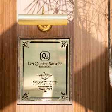 キャトルセゾン浜松 Les Quatre Saisons Hamamatsu 上質な看板がお出迎え