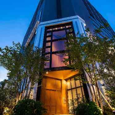 キャトルセゾン浜松 Les Quatre Saisons Hamamatsu ライトアップされた玄関