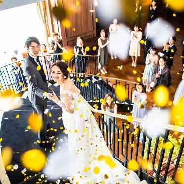 キャトルセゾン浜松 Les Quatre Saisons Hamamatsu 大階段でフラワーシャワーの中入場