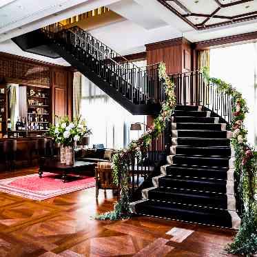 キャトルセゾン浜松 Les Quatre Saisons Hamamatsu 自然光が入る開放的なウェルカムラウンジ。大きな階段と天候に左右されない洗練空間