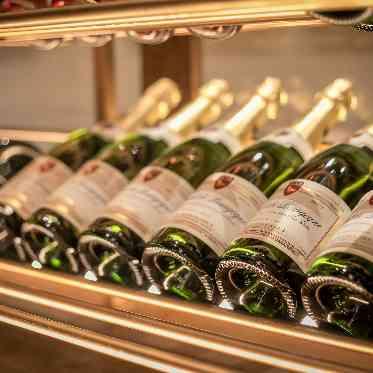 キャトルセゾン浜松 Les Quatre Saisons Hamamatsu セラーにワインが並ぶスタイリッシュな空間