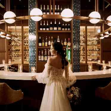 キャトルセゾン浜松 Les Quatre Saisons Hamamatsu 絵になるバーカウンター。贅沢なウェルカムドリンクも愉しめる