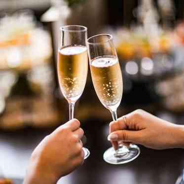 キャトルセゾン浜松 Les Quatre Saisons Hamamatsu ソムリエのいるレストラン。上質なウェルカムドリンクを愉しんで