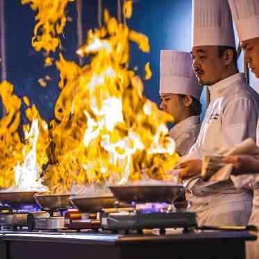 キャトルセゾン浜松 Les Quatre Saisons Hamamatsu ライブ感のある料理演出も人気