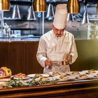 キャトルセゾン浜松　Les Quatre Saisons Hamamatsu フルオープンキッチンだから目の前で料理を仕上げる