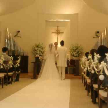 ホテルクラウンパレス知立 大切なゲストの皆さまに見守られながらのチャペル式