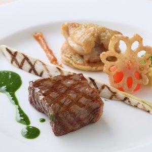 ホテルクラウンパレス知立 比内地鶏のグリエ、秋田味噌添えと
霜降り牛の山葵ソース 山芋のガレットと共に