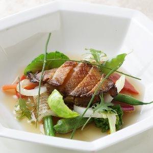 ホテルクラウンパレス知立 伊勢志摩で獲れた鮑と剣先イカに芳酵なジュレとアルガンオイルの雫