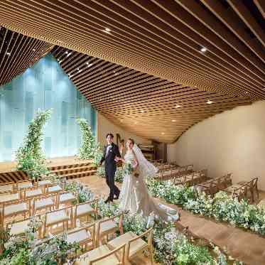 ホテルロイヤルクラシック大阪 新歌舞伎座の意匠を継承しデザインは屋根を復元。自然光と芸術の美でつくられた教会。