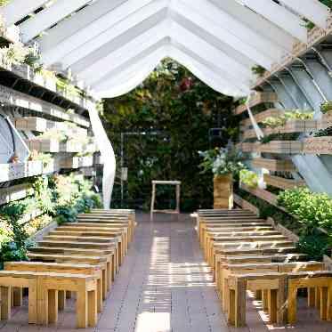 MEDI (メディー) 【カップル実例】開放感のあるグリーンウォールチャペル