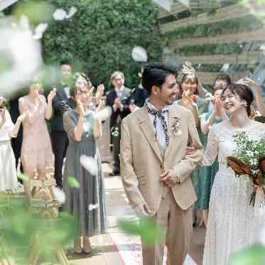 MEDI (メディー) 空のきらめきと笑顔溢れるフラワーシャワー