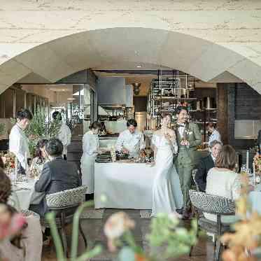 MEDI (メディー) 会場内には圧巻のオープンキッチンも併設。