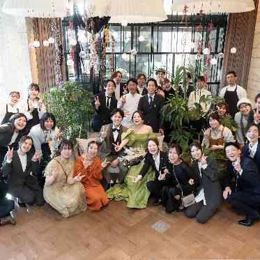 MEDI (メディー) 結婚式おひらき後は全スタッフと一緒に記念写真を撮影してくださるお二人も♪