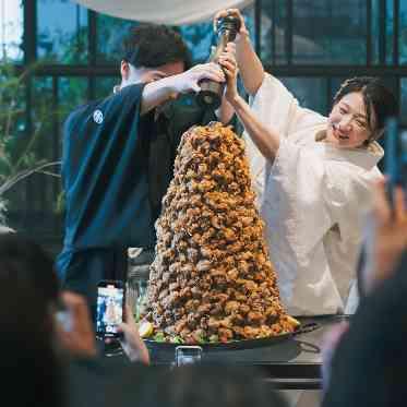 MEDI (メディー) ウェディングケーキ入刀ではなく登場したのは唐揚げタワー!?ペッパーを振って完成!