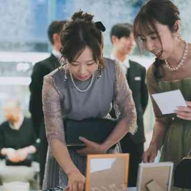 MEDI (メディー) 会場に到着した後はまず受付を。お二人らしいウェルカムアイテムに笑顔こぼれる時間。