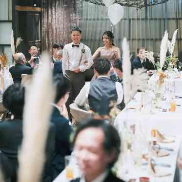 MEDI　(メディー） 受付後は早速パーティ会場へ。ドリンクやウェルカムフードでおもてなしのはじまり。