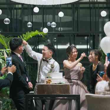 MEDI (メディー) カラードレス&タキシードで登場したお二人。距離の近いパーティ空間でリラックス。