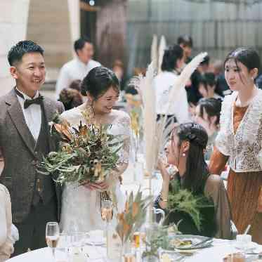 MEDI (メディー) パーティの途中でウェディングドレスへお色直し。ゲストの皆様と交わす楽しい会話。