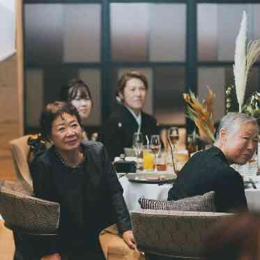 MEDI　(メディー） パーティも結び挙式の時間へ。チャペルへ移動する前にお二人の生い立ちムービー上映。