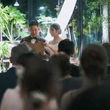 MEDI (メディー) キャンドル揺らめくボタニカルチャペルで大切なゲストに見守られながら誓う人前式。