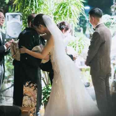 MEDI　(メディー） 挙式の結びには家族へ感謝を届ける手紙の時間。会場中が涙と感動に包まれます。