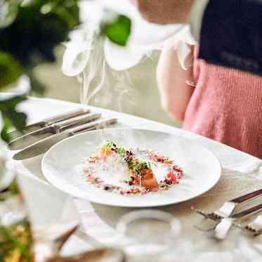 MEDI (メディー) 目の前で仕上げる料理パフォーマンスに、ゲストからは歓声の声。