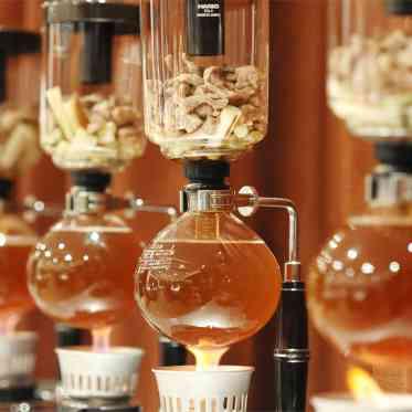 MEDI (メディー) じっくりとサイフォンで抽出される旨味が凝縮されたコンソメスープ。