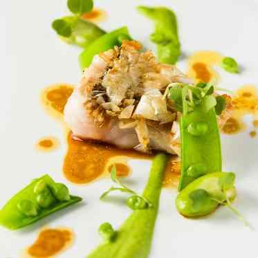 MEDI (メディー) 弱火でふっくらと火入れして、表面はパリッと仕上げた鮮魚のポワレ。