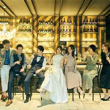 MEDI (メディー) まるで映画のセットのようなお洒落なバーカウンター。