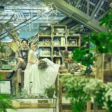 MEDI (メディー) 緑に囲まれるおふたりを専属カメラマンがポージング。